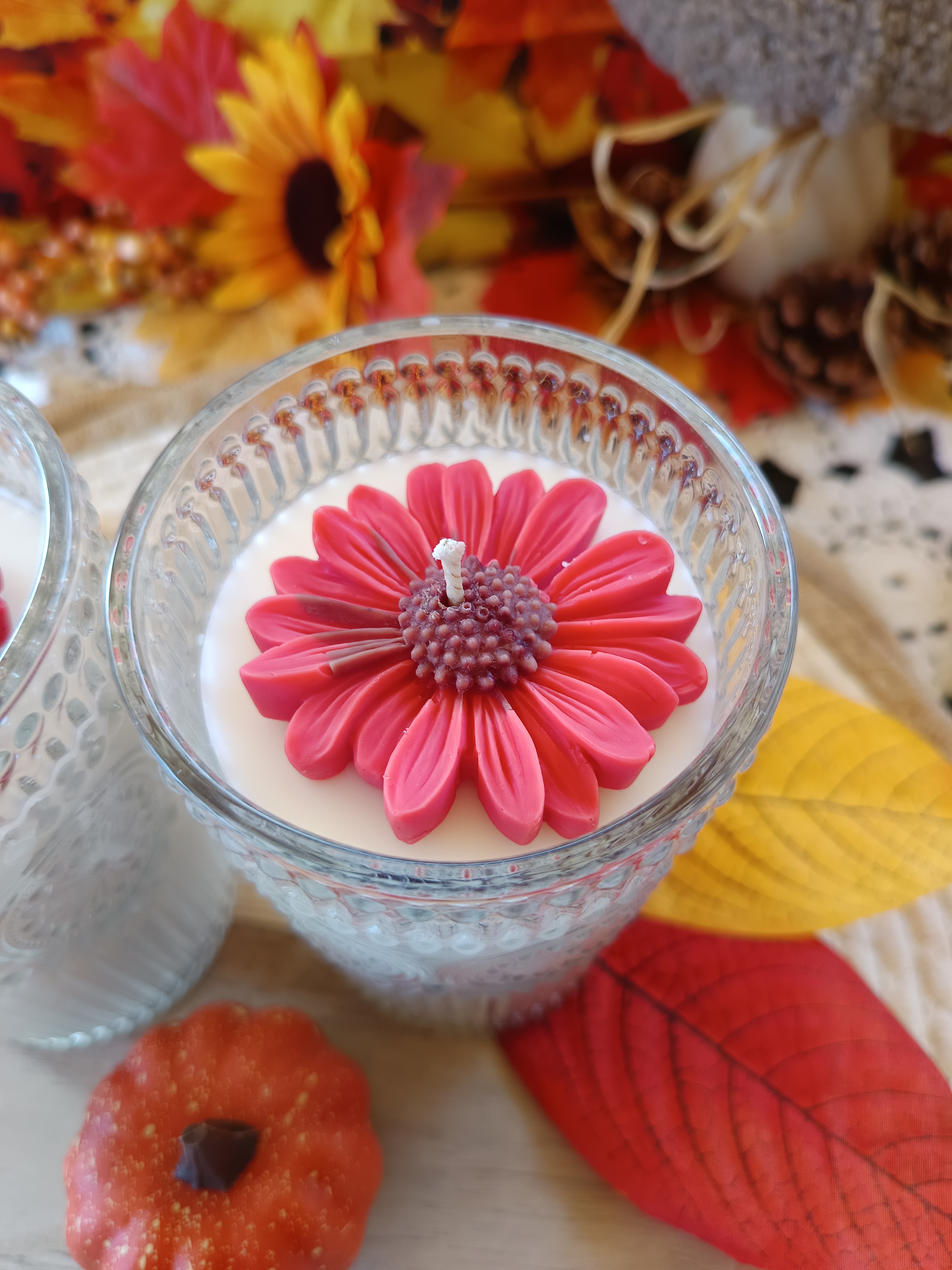 handgemachte Rapswachs-Kerze mit roter Gerbera