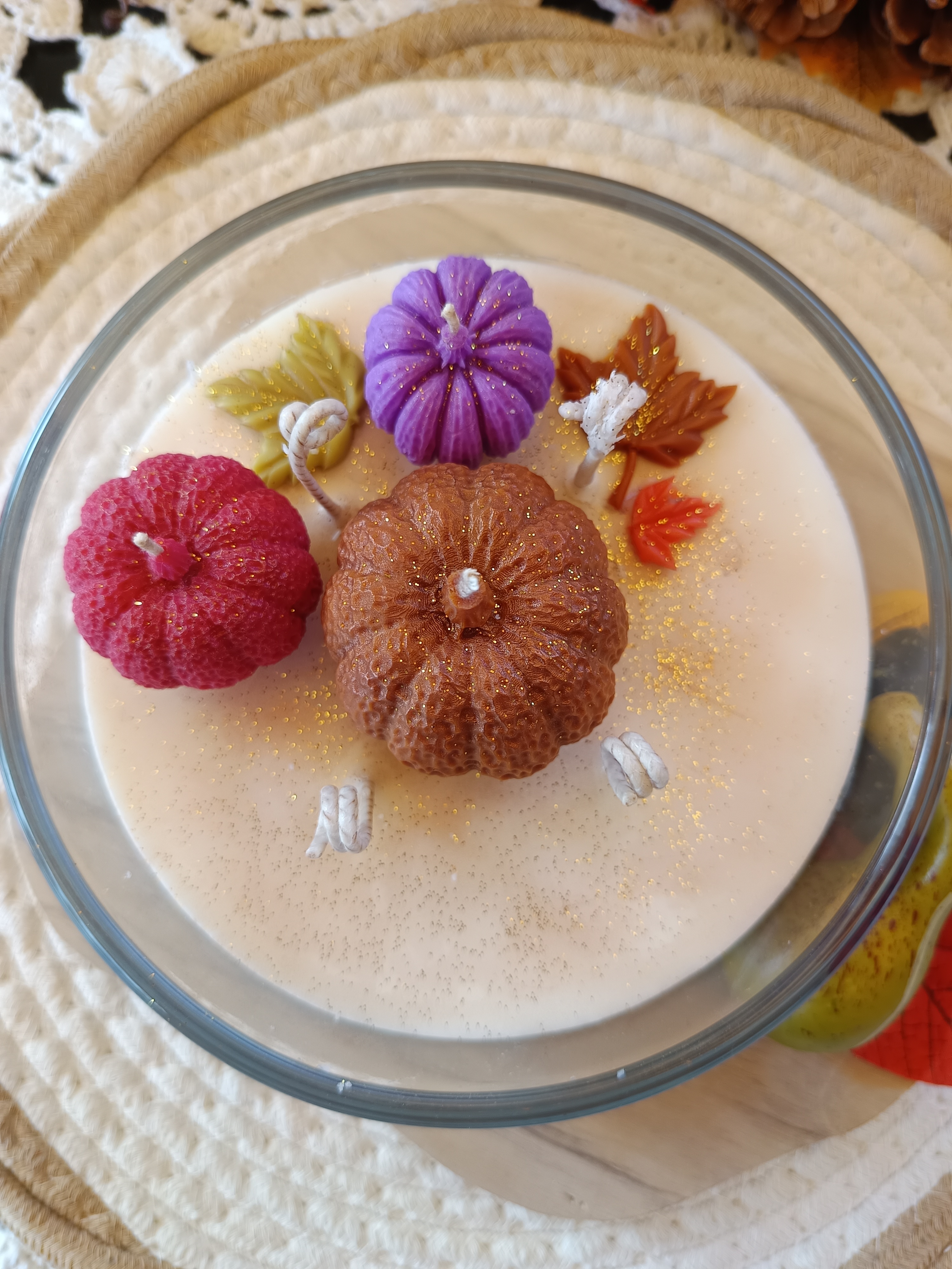 Handgemachte Rapswachskerze mit Deko-Kürbissen 