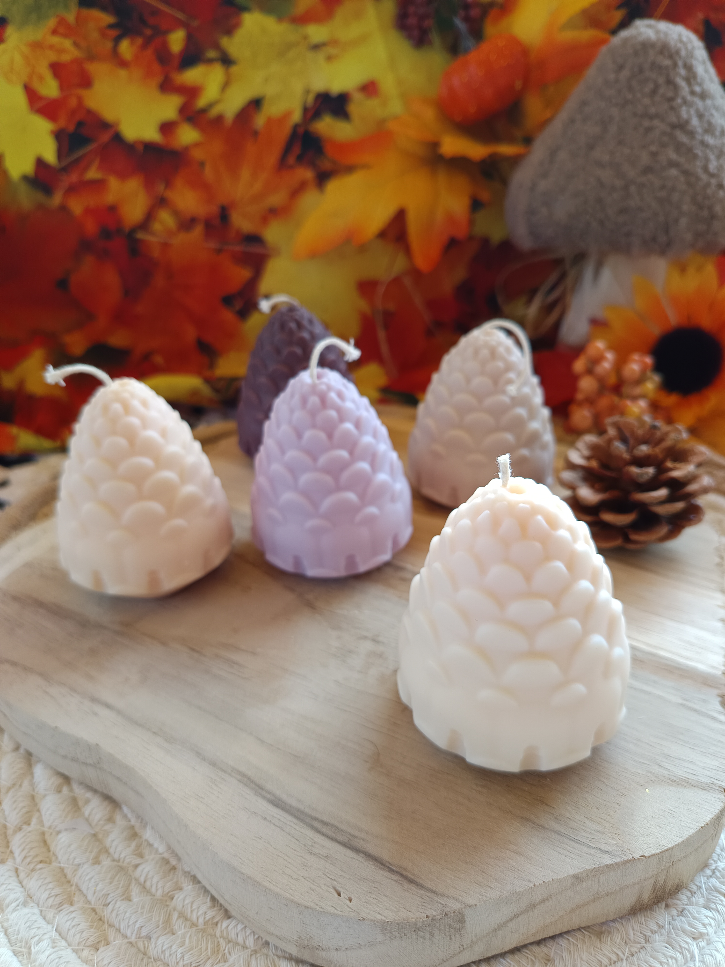 Zapfen-Kerze - handgemachte Rapswachskerze im Tannenzapfen-Design