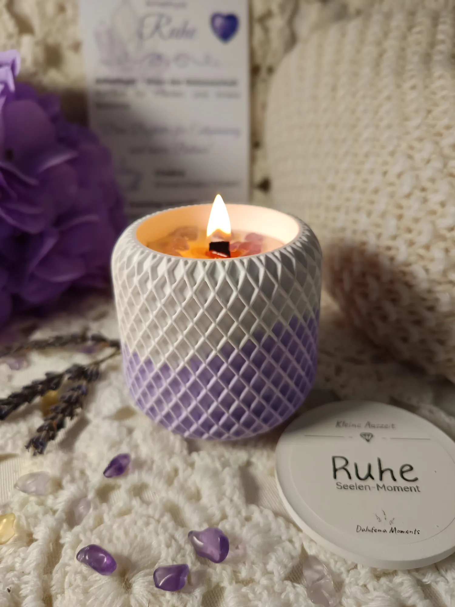 Ritualkerze "Ruhe" mit Amethyst-Heilsteinen, beruhigendem Lavendelduft & Ritual-Begleitkarte - ca. 70ml - ca. 15 Std. Brenndauer - handgemacht
