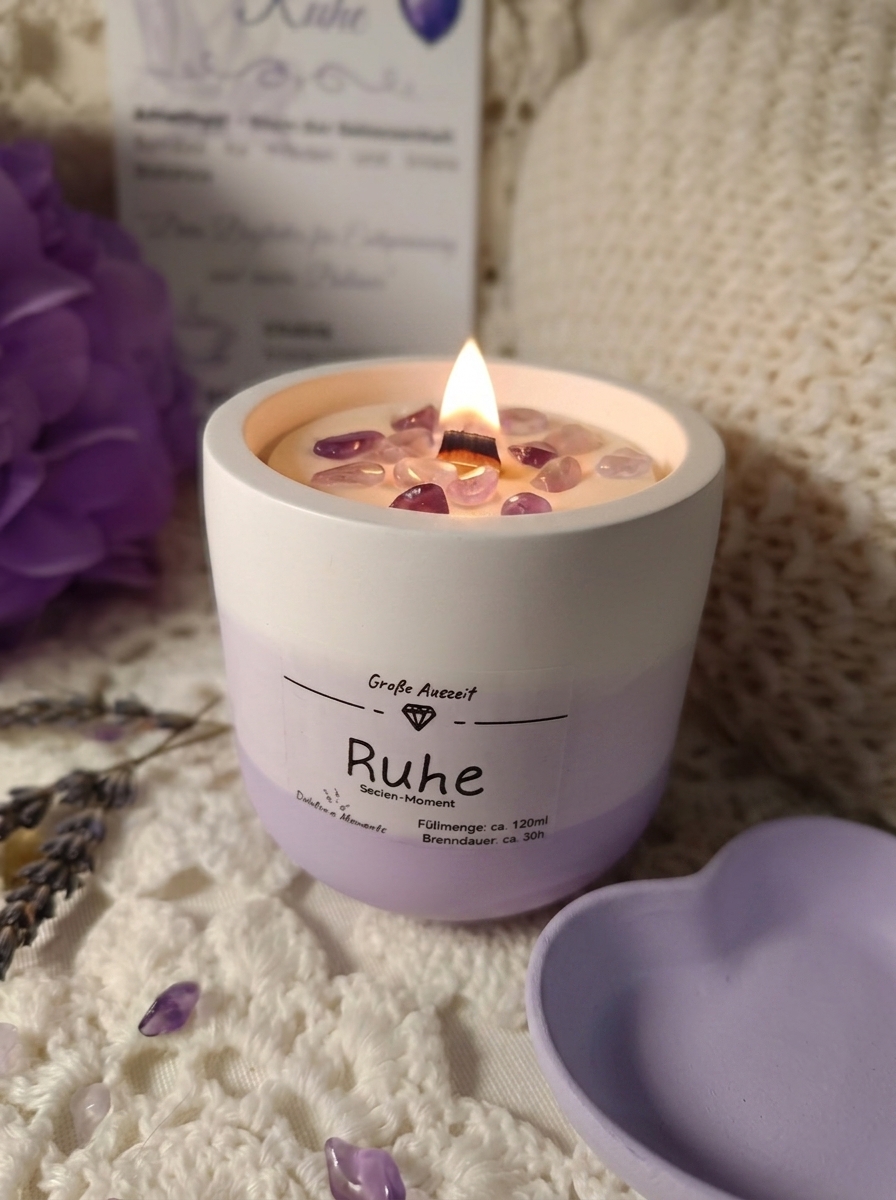 Ritualkerze "Ruhe" mit Amethyst-Heilsteinen, Lavendelduft, Ritual-Begleitkarte & Herzschale - ca. 160ml - ca. 30 Std. Brenndauer - handgemacht