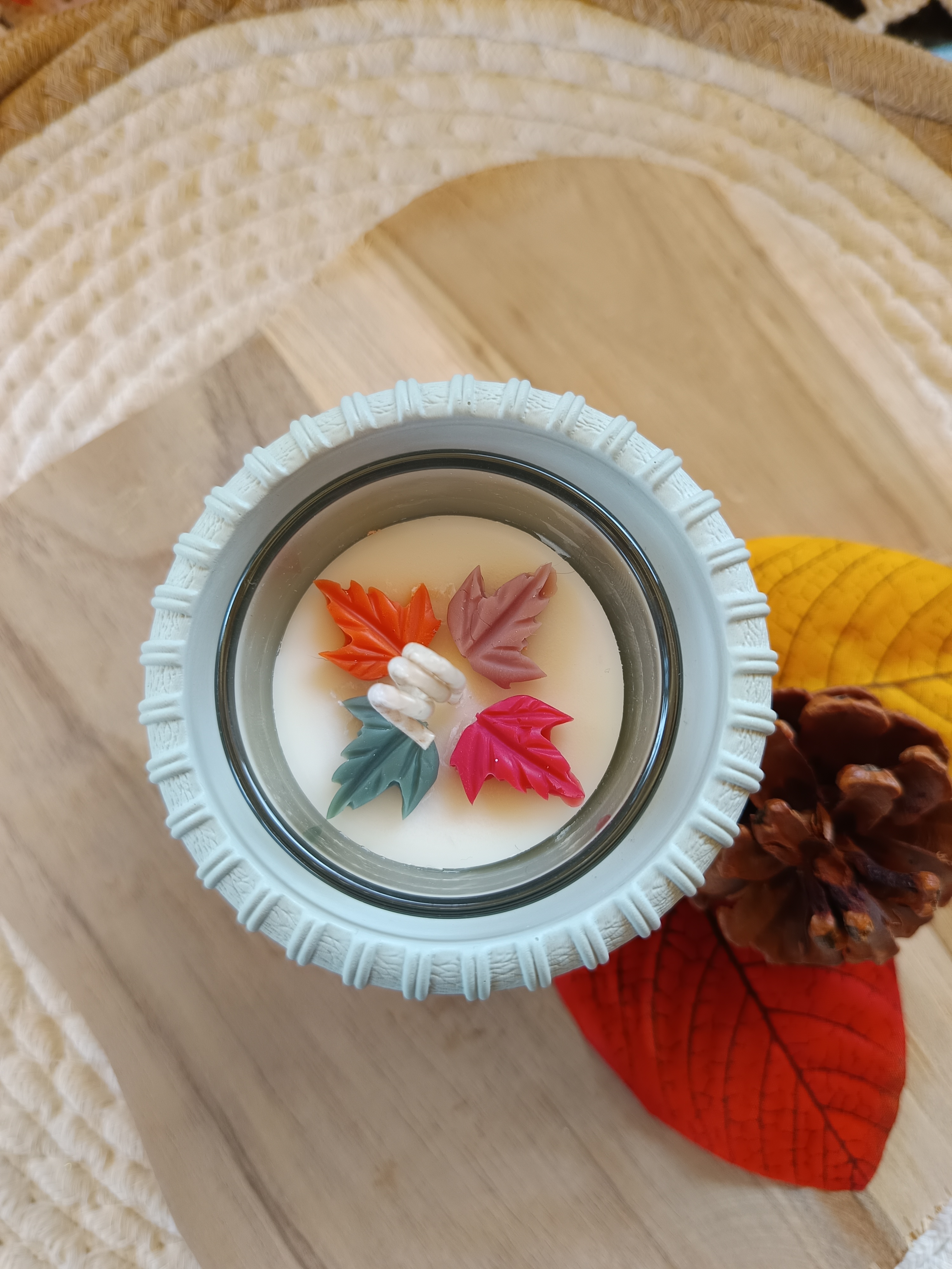 Herbstkerze mit Strickmuster - die Kerze für kalte Tage