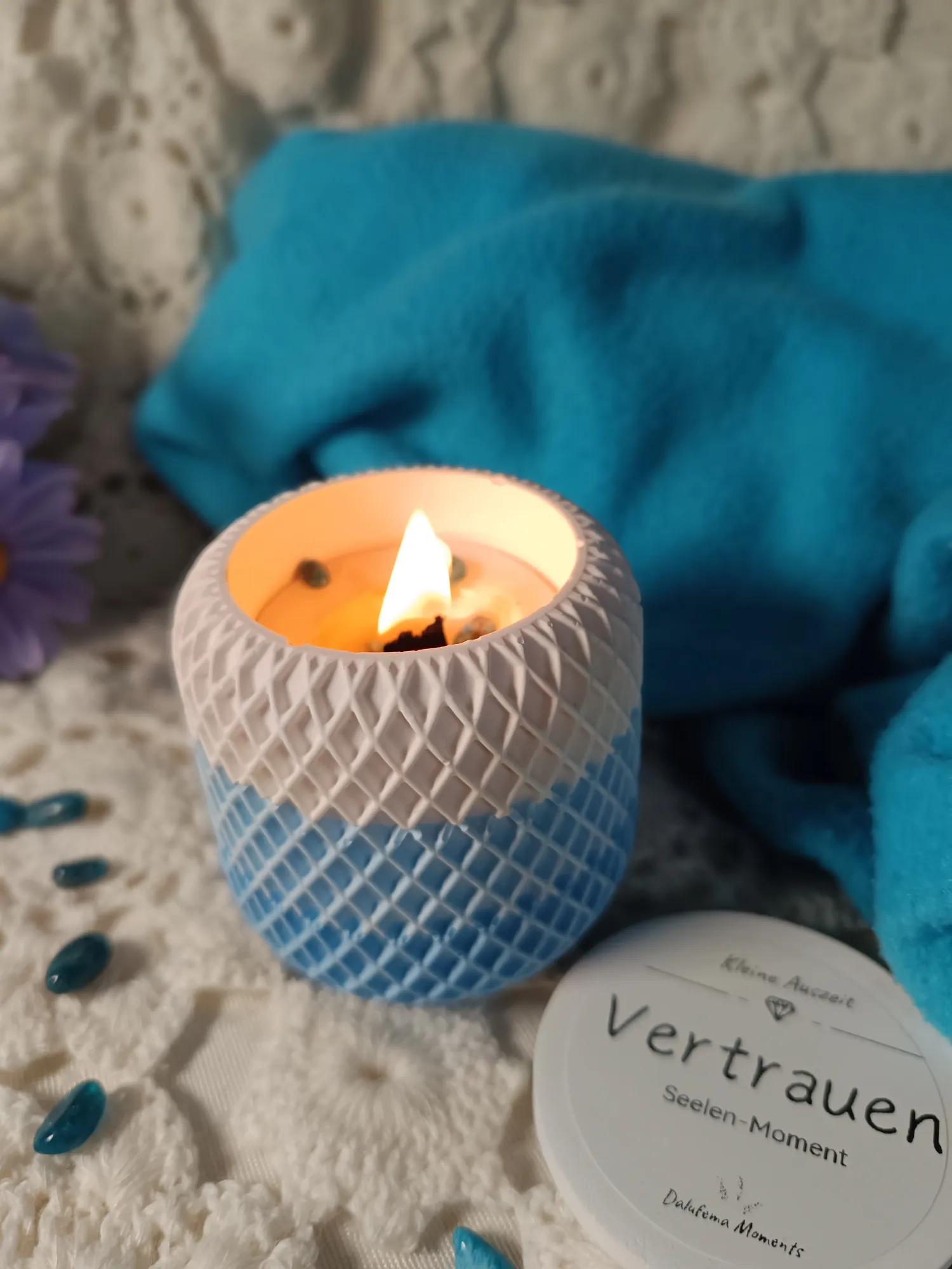 Seelen-Moment "Vertrauen" mit Apatit-Heilsteinen, Aloe Vera Duft & Ritual-Begleitkarte - ca. 70ml - ca. 15 Std. Brenndauer - handgemacht