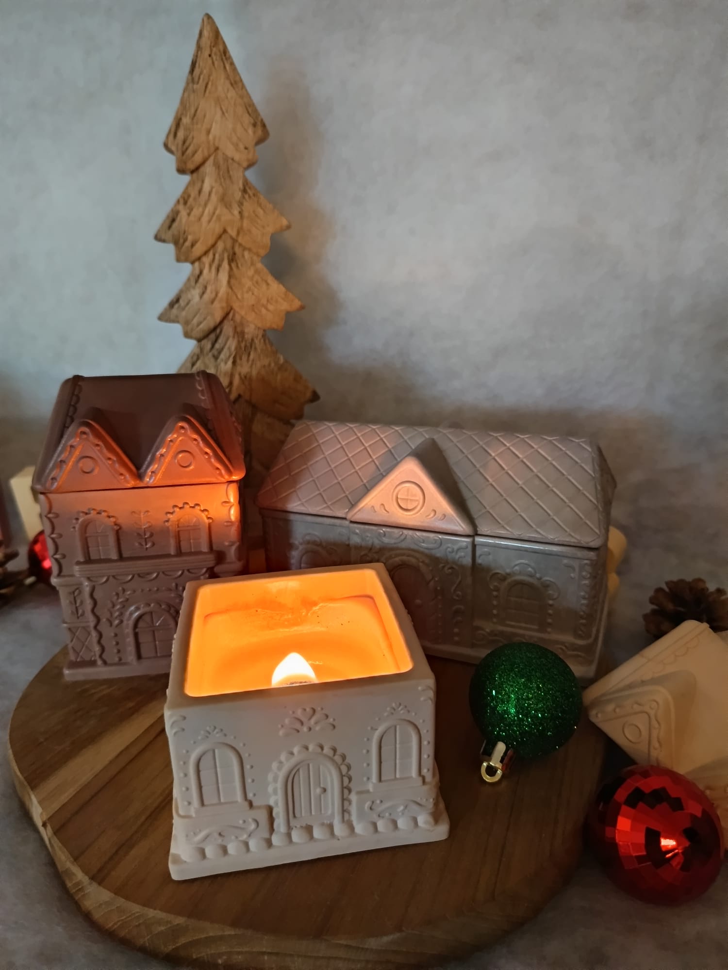 Handgegossene Weihnachtshäuser in Lebkuchen-Optik