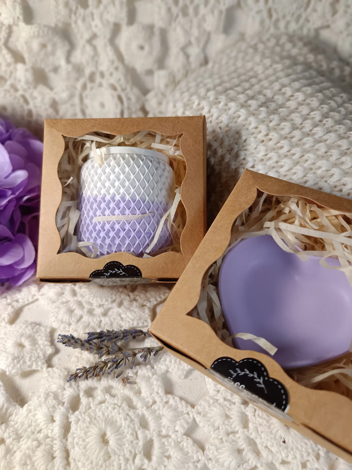 Ritualkerze "Ruhe" mit Amethyst-Heilsteinen, Lavendelduft, Ritual-Begleitkarte & Herzschale - ca. 70ml - ca. 15 Std. Brenndauer - handgemacht
