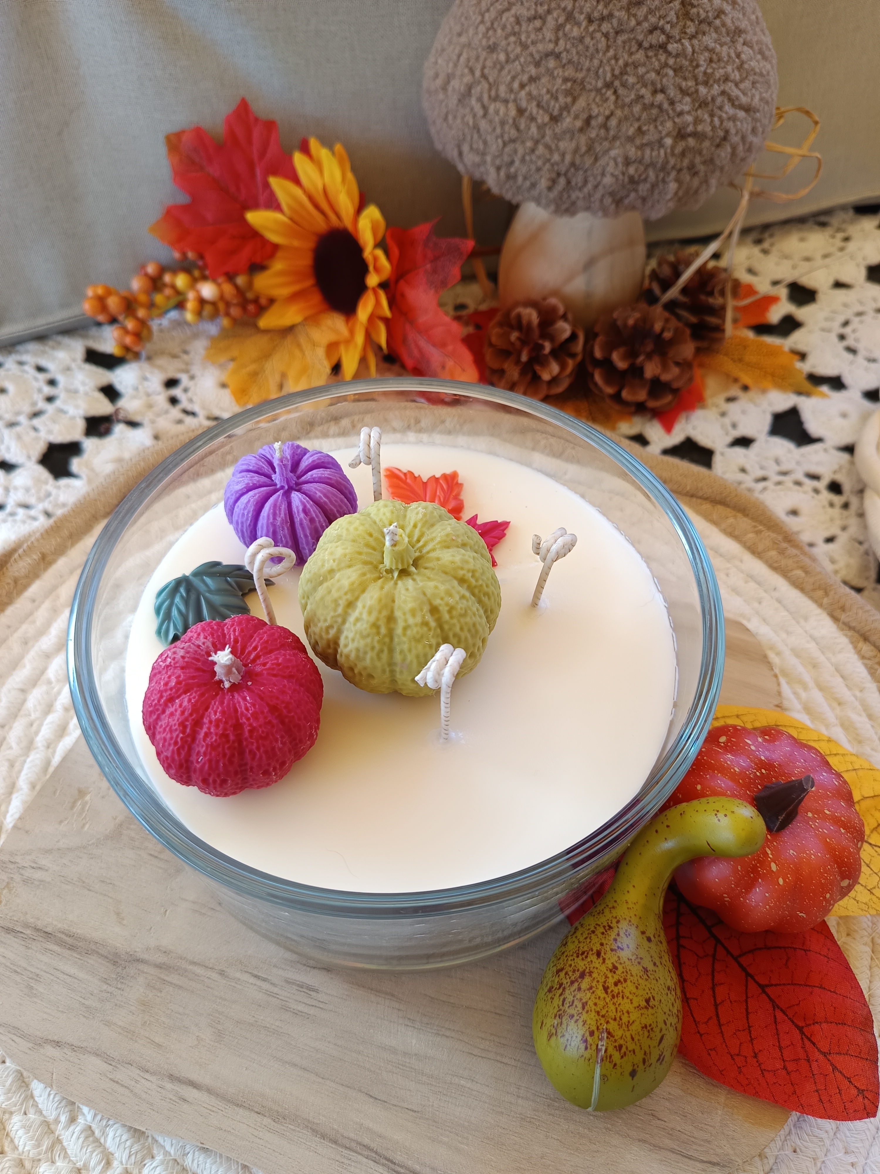 Handgemachte Rapswachskerze mit Deko-Kürbissen 