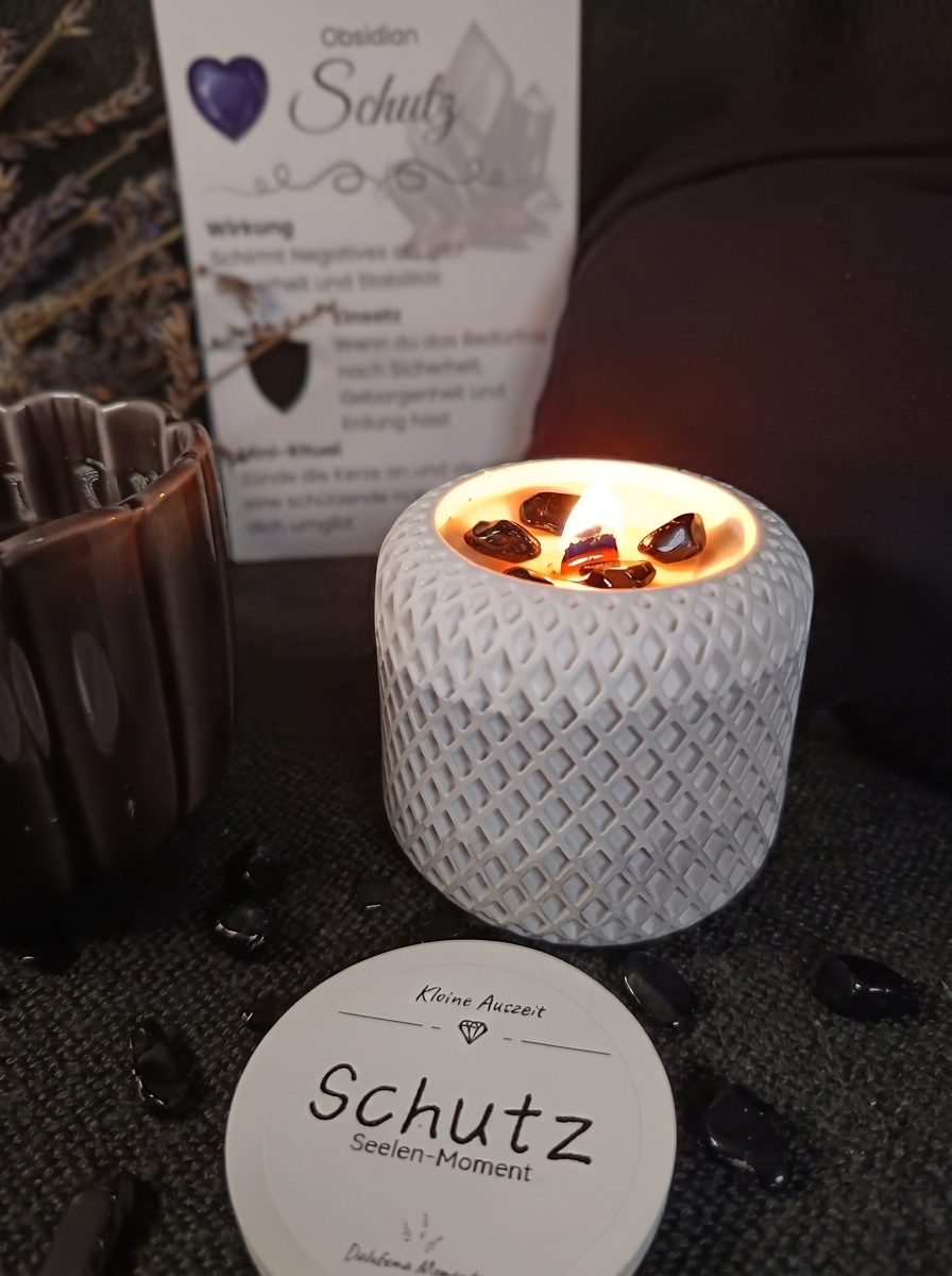 Seelen-Moment "Schutz" mit Obsidian-Heilsteinen, Sandelholz Duft & Ritual-Begleitkarte - ca. 70ml - ca. 15 Std. Brenndauer - handgemacht