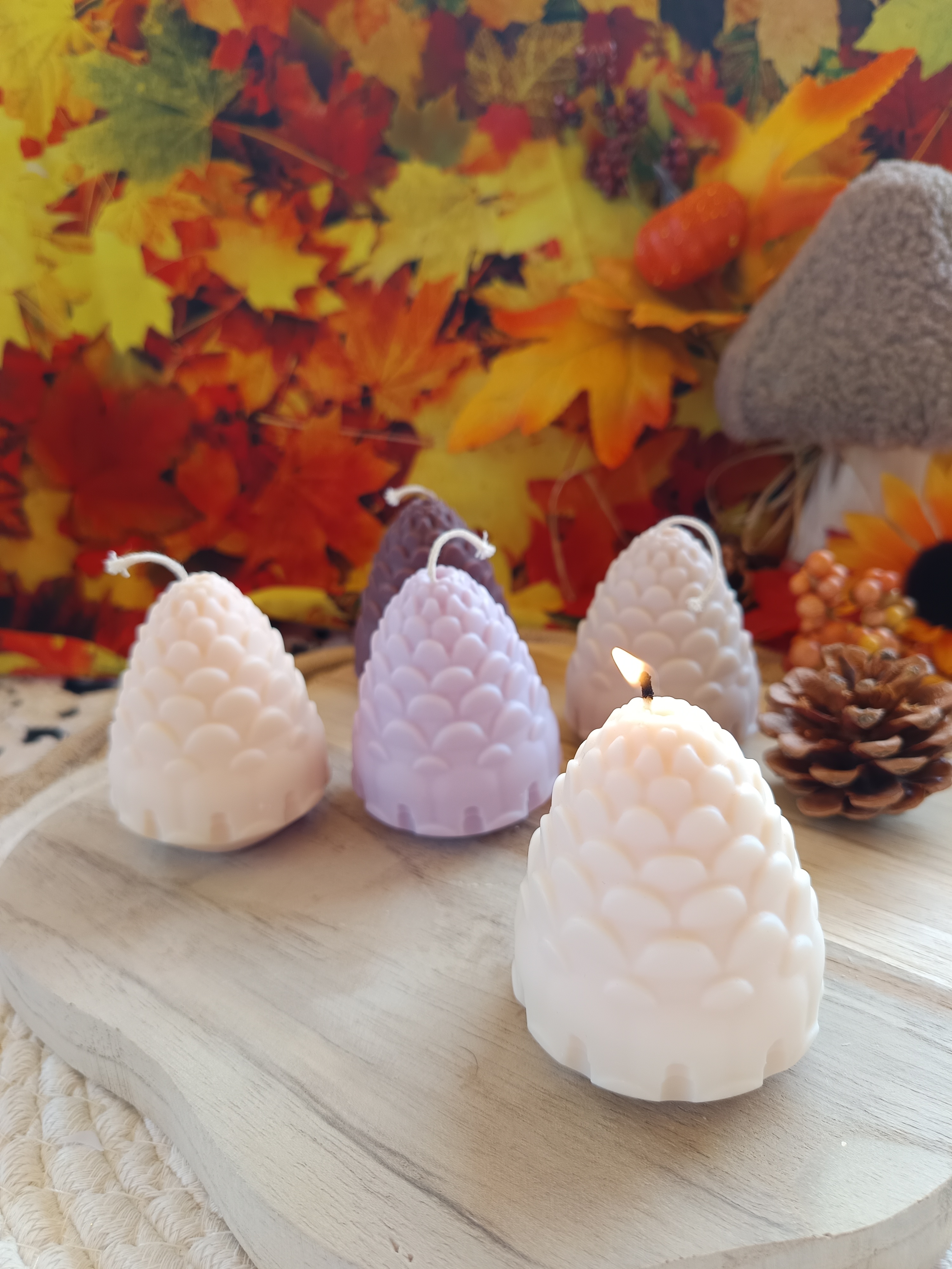 Zapfen-Kerze - handgemachte Rapswachskerze im Tannenzapfen-Design