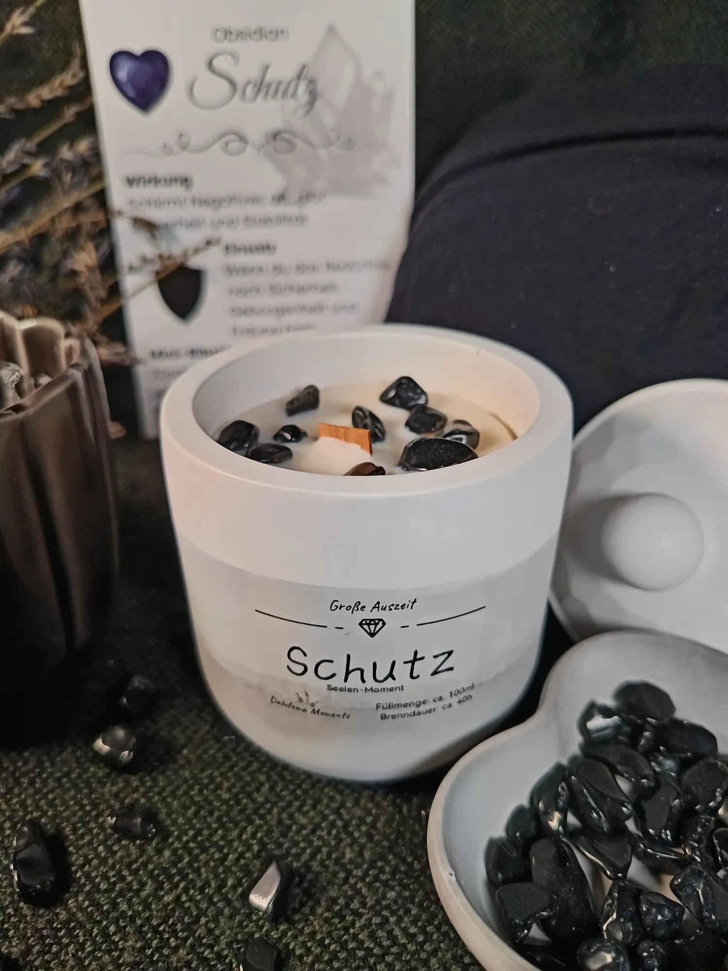 Seelen-Moment "Schutz" mit Obsidian-Heilsteinen, Sandelholz Duft, Ritual-Begleitkarte & Herzschale - ca. 70ml - ca. 15 Std. Brenndauer - handgemacht