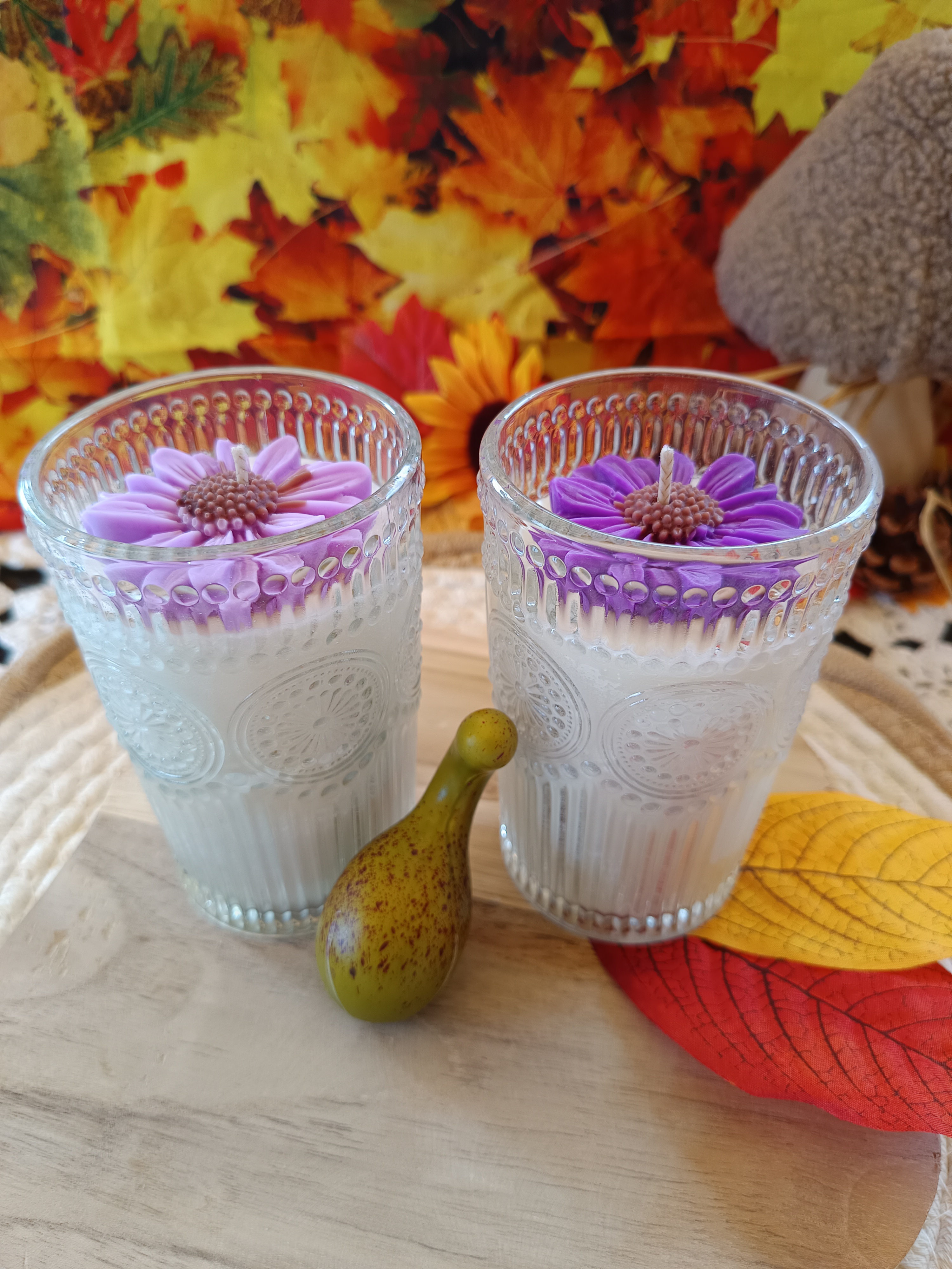 handgemachte Rapswachs-Kerze Set mit lila Gerbera