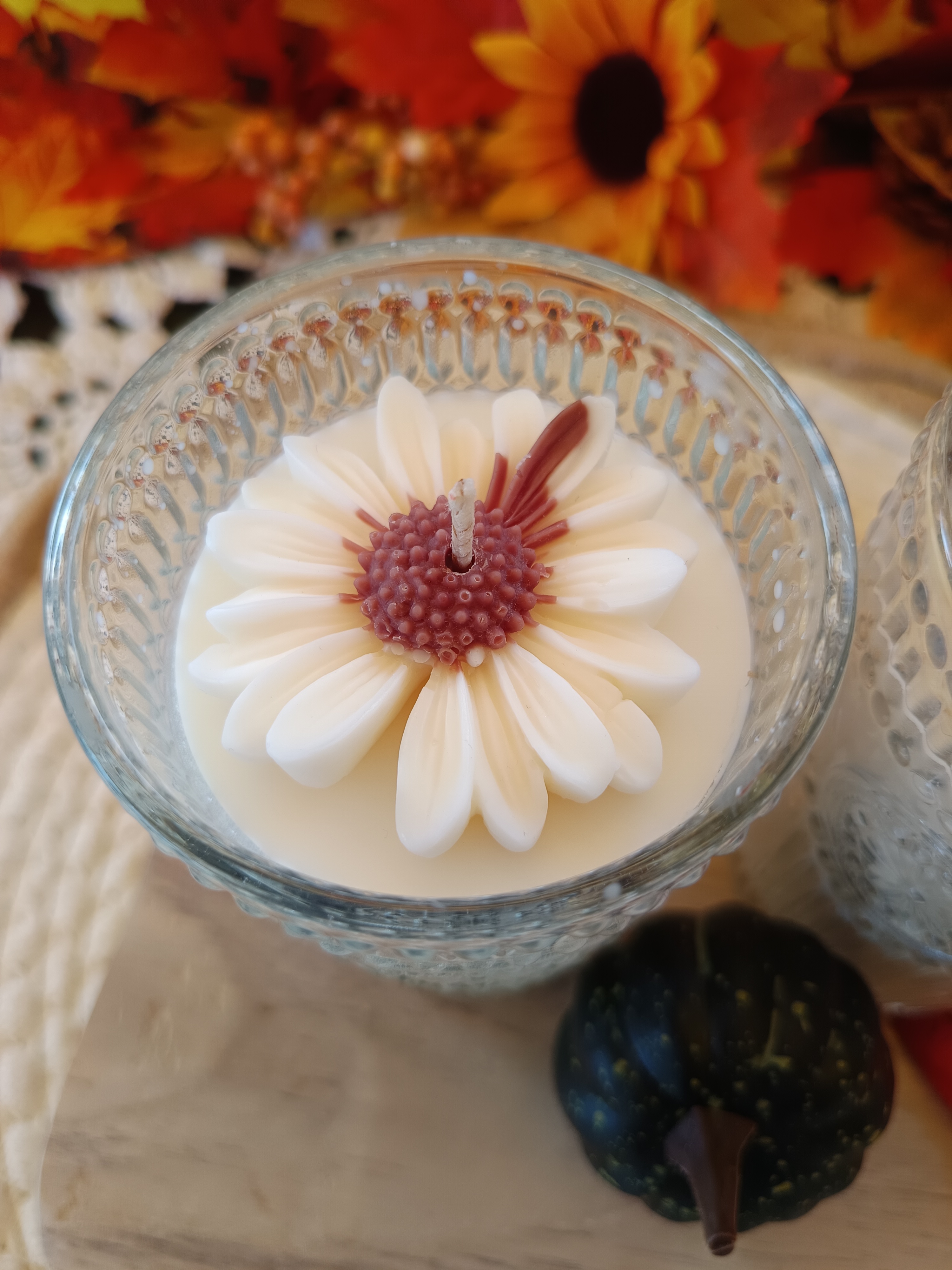 handgemachte Rapswachs-Kerze mit weißer Gerbera