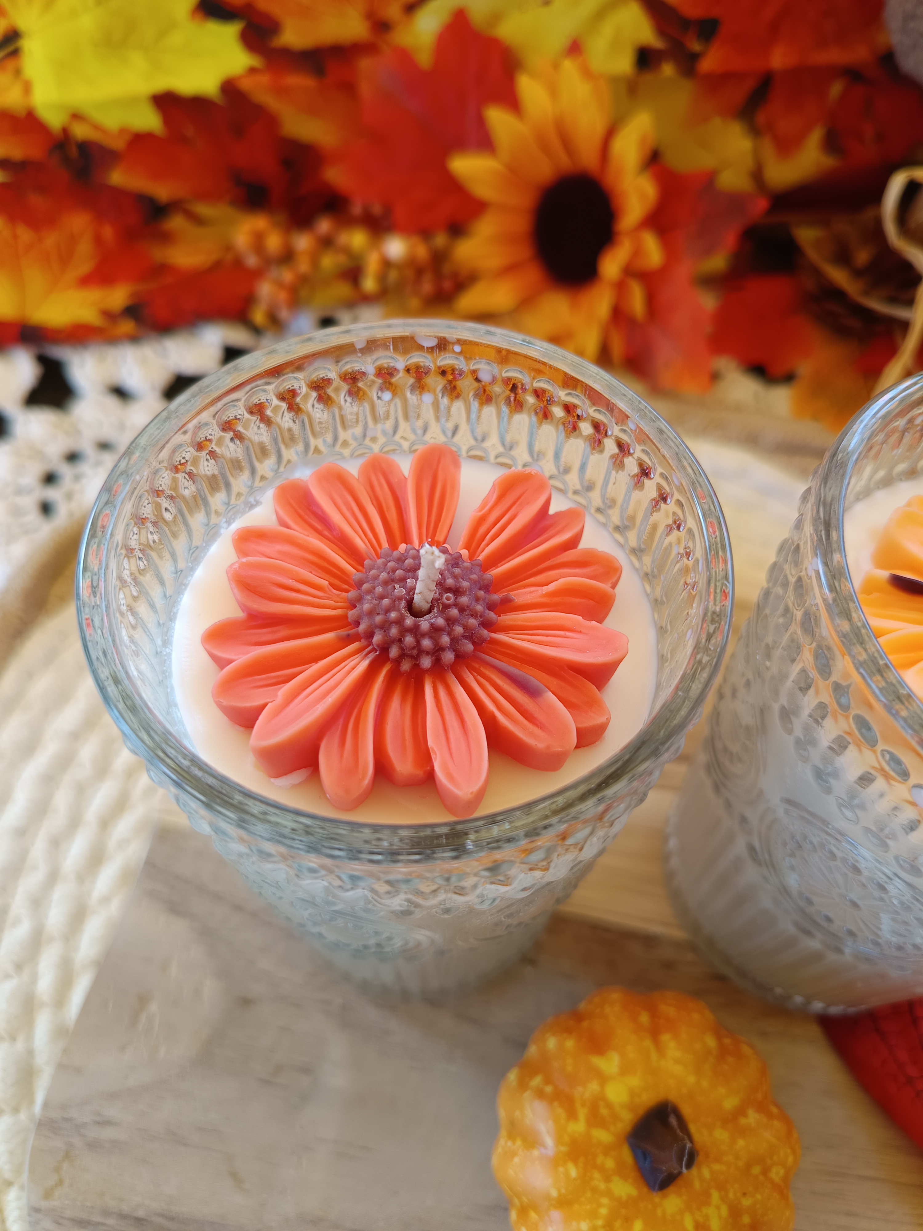 handgemachte Rapswachs-Kerze mit orangener Gerbera