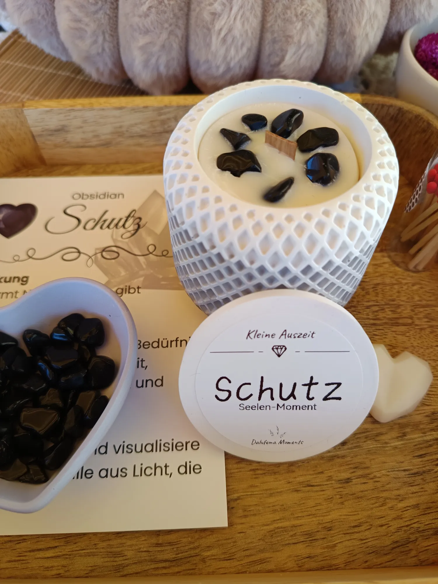 Seelen-Moment "Schutz" mit Obsidian-Heilsteinen, Sandelholz Duft, Ritual-Begleitkarte & Herzschale - ca. 70ml - ca. 15 Std. Brenndauer - handgemacht