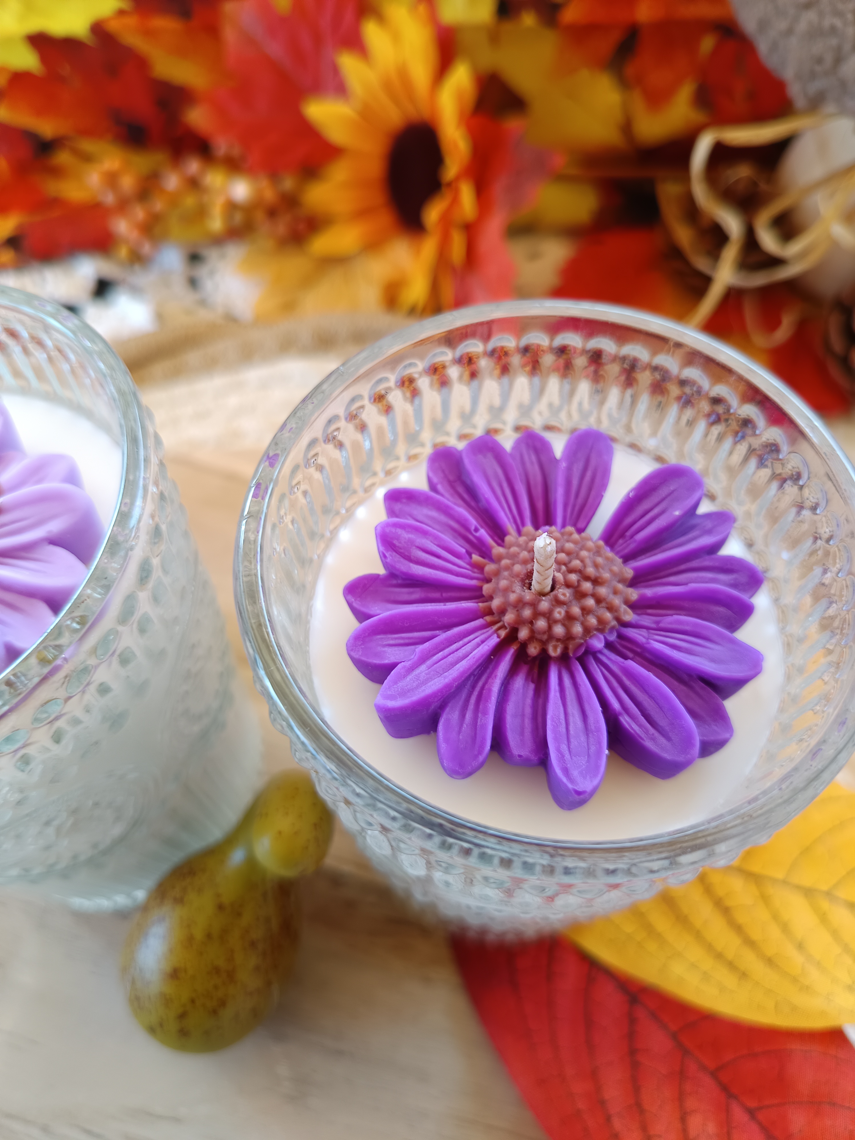 Herbstliche Blüte im Glas – handgemachte Rapswachs-Kerze mit Gerbera - dunkellila