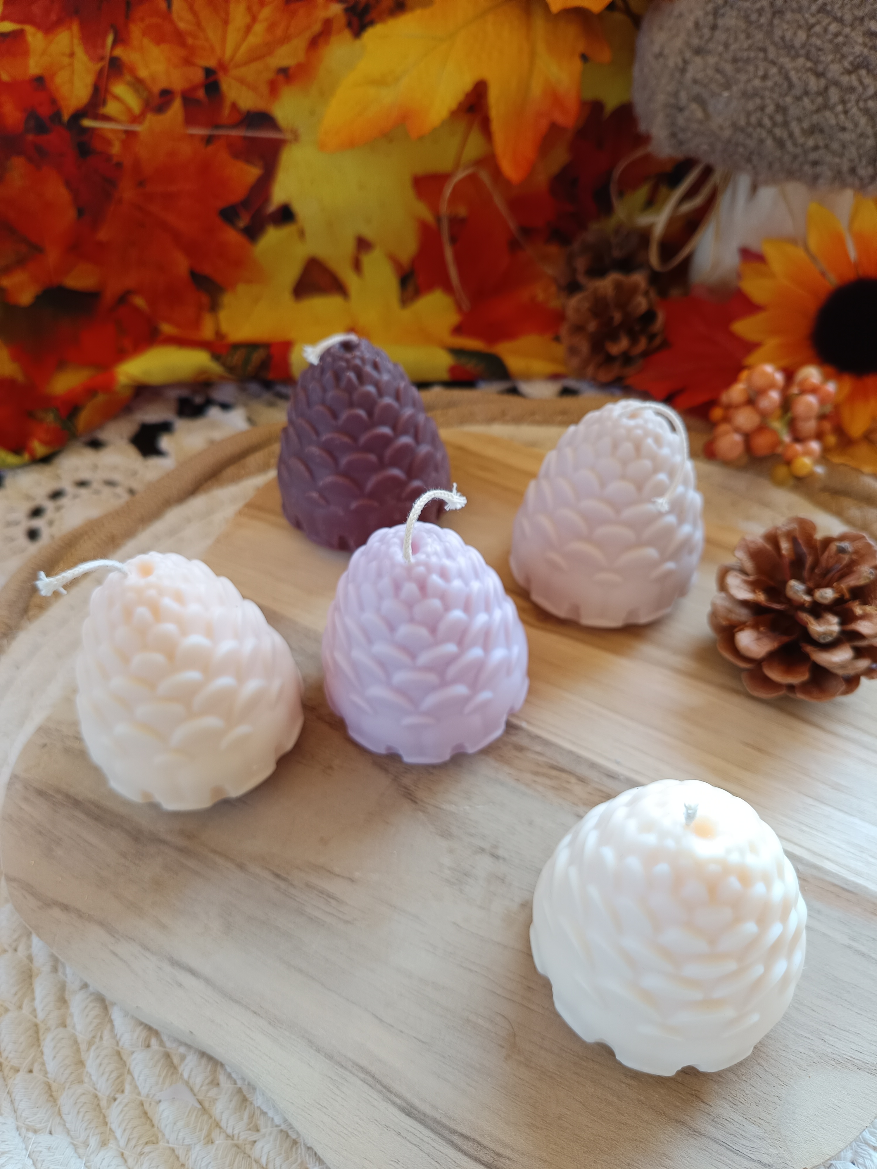 Zapfen-Kerze - handgemachte Rapswachskerze im Tannenzapfen-Design