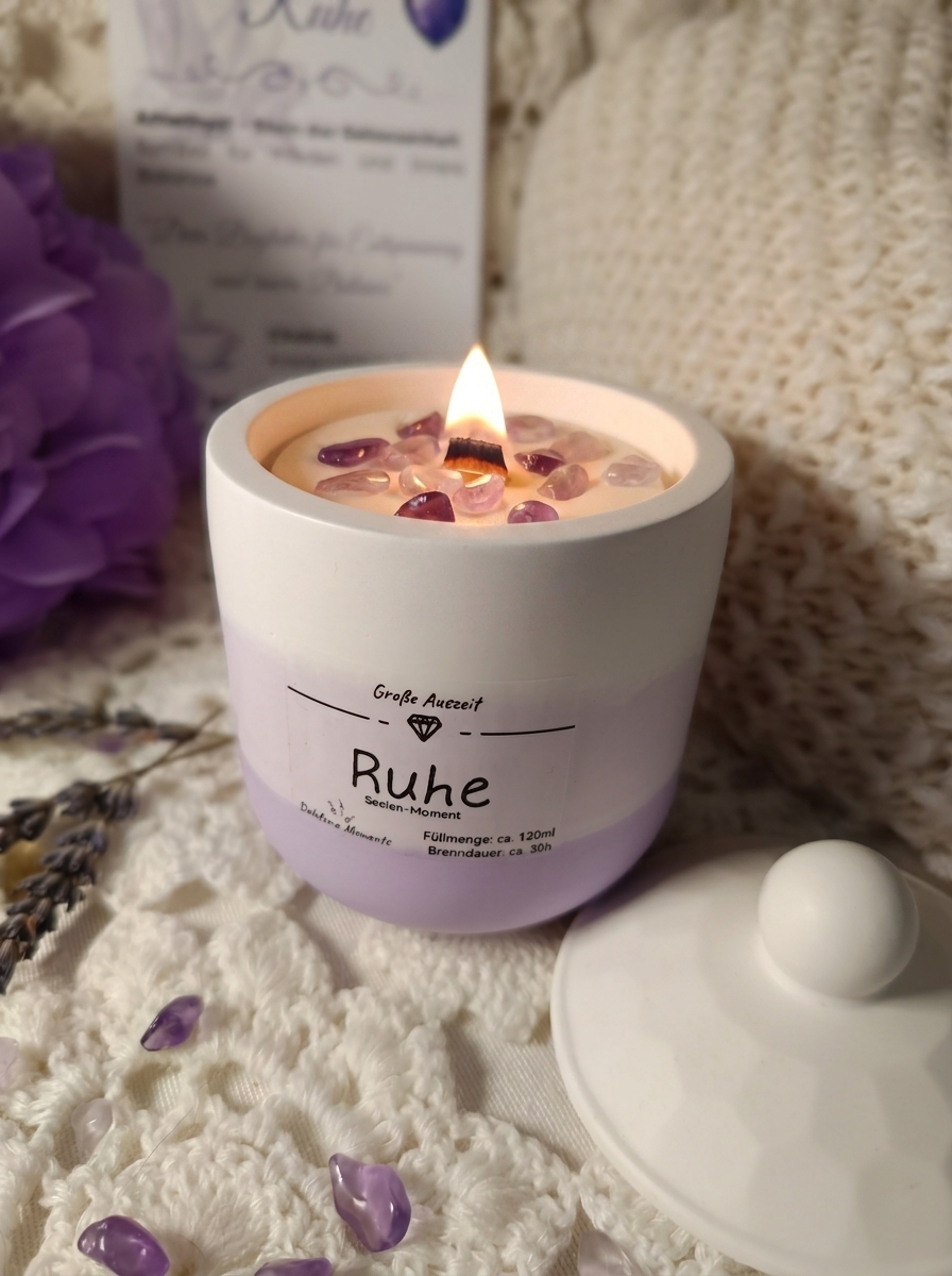 Ritualkerze "Ruhe" mit Amethyst-Heilsteinen, beruhigendem Lavendelduft & Ritual-Begleitkarte - ca. 160ml - ca. 30 Std. Brenndauer - handgemacht